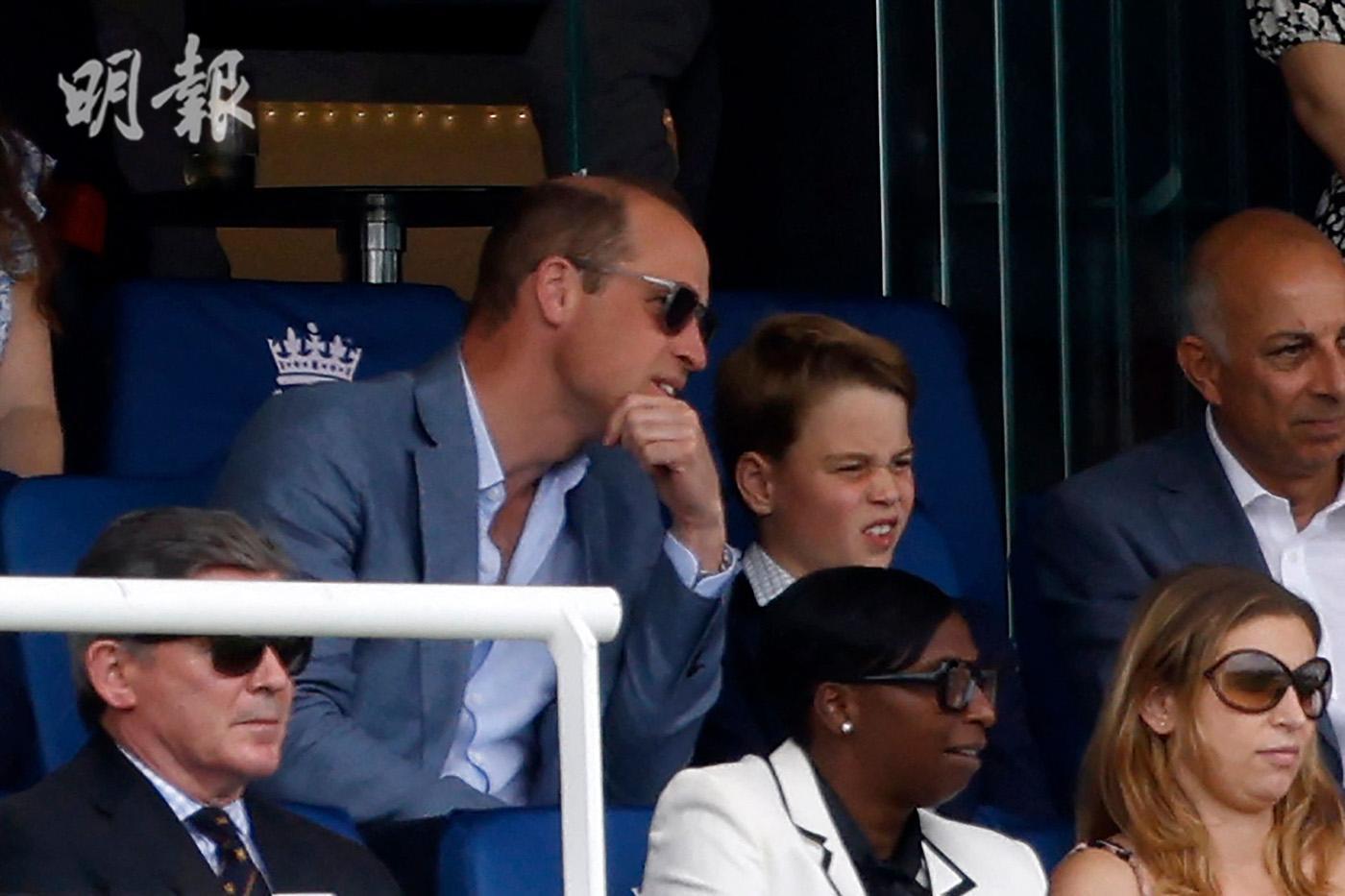 英國喬治小王子（第二排左二）跟爸爸威廉（第二排左一），2023年7月1日在Lord's球場觀看板球賽。（法新社）