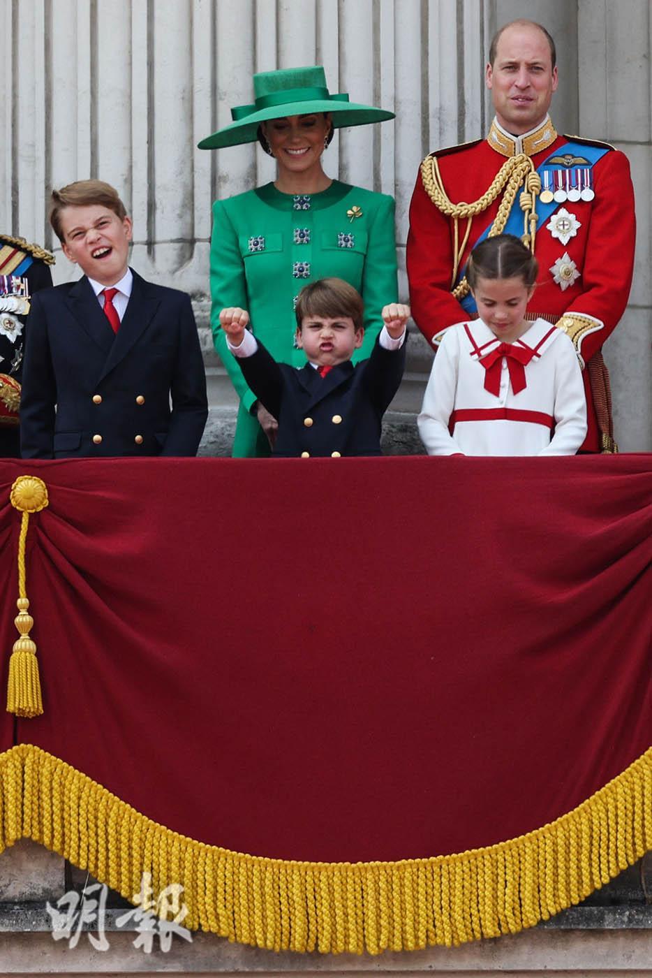 2023年6月17日英王查理斯三世官方壽辰日，一眾王室成員在白金漢宮陽台觀看空軍表演。左一為喬治小王子。（法新社）