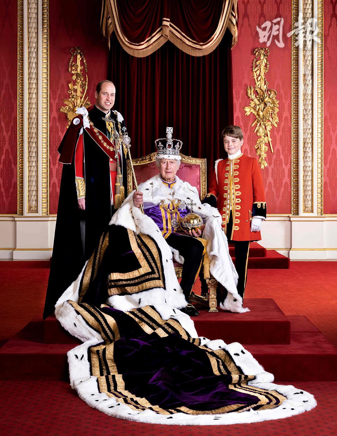 英國王室2023年5月12日發布英王加冕官方照片。右為喬治小王子。（BUCKINGHAM PALACE／HUGO BURNAND／ROYAL HOUSEHOLD 2023／法新社）