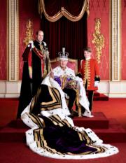 英國王室2023年5月12日發布英王加冕官方照片。右為喬治小王子。（BUCKINGHAM PALACE／HUGO BURNAND／ROYAL HOUSEHOLD 2023／法新社）