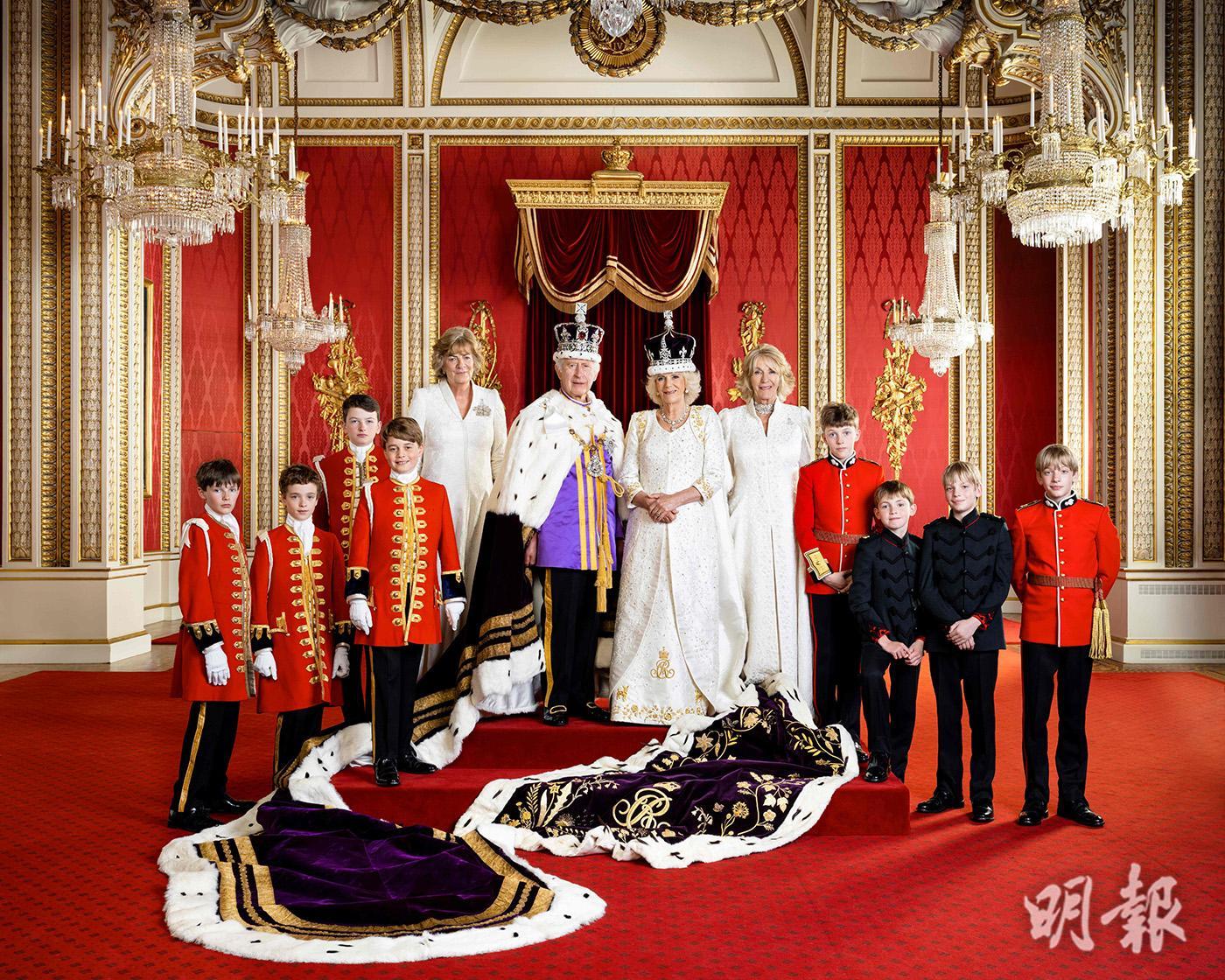 英國王室2023年5月12日發布英王加冕官方照片。左四為喬治小王子。（BUCKINGHAM PALACE／HUGO BURNAND／ROYAL HOUSEHOLD 2023／法新社）
