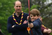 2023年5月8日，喬治小王子射箭，威廉在旁觀看。（法新社）