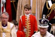 2023年5月8日，英王查理斯三世在倫敦西敏寺加冕，由喬治小王子（中）擔任查理斯三世的「榮譽四騎士」之一。（法新社）