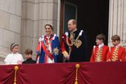 喬治小王子（右一）跟家人在白金漢宮陽台等候觀看空軍表演。（法新社）