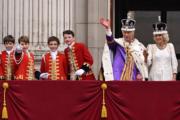 2023年5月8日，喬治小王子（左二）擔任查理斯三世（右二）的「榮譽四騎士」之一。（法新社）