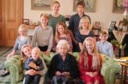 英國王室於2023年4月21日在社交媒體上載一張已故英女王伊利沙伯二世（前排右二）與10名孫兒合照，紀念英女王97歲生忌。中排左二為喬治小王子。（The Royal Family facebook圖片）