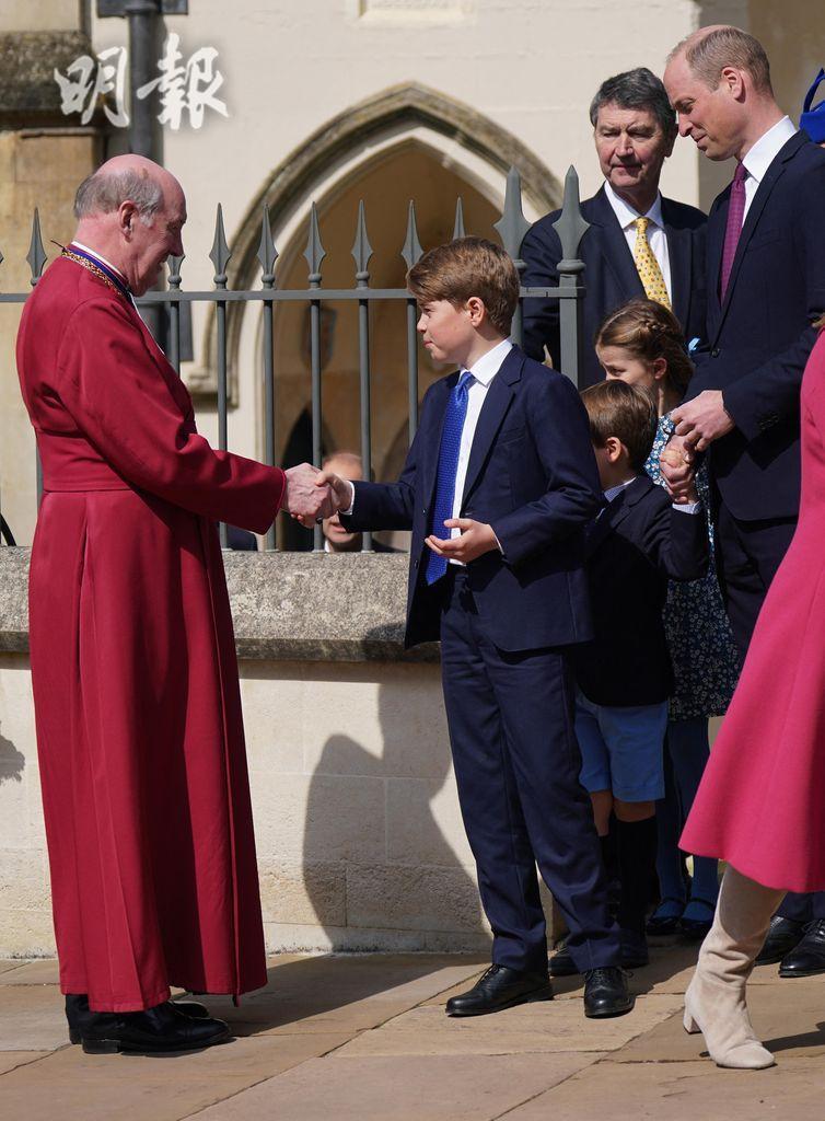 2023年4月9日，喬治小王子（右）與Dean of Windsor握手。（法新社）