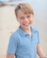 2022年7月20日，英國喬治小王子9歲生辰，肯辛頓宮發布喬治的新相片，相片由劍橋公爵夫人凱特操刀拍攝。（The Duke and Duchess of Cambridge Twitter圖片）