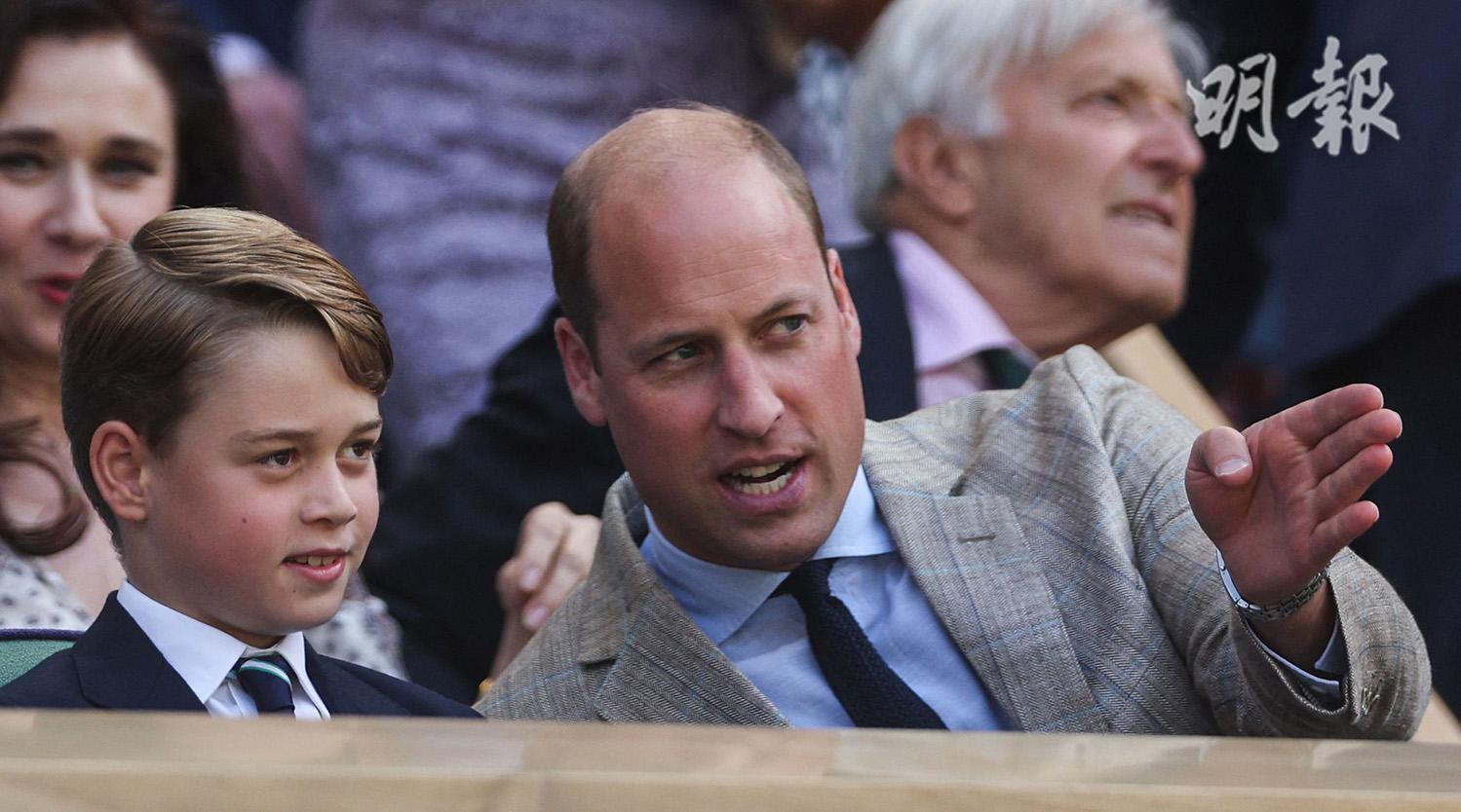 溫布頓網球錦標賽男單決賽 - 英國喬治小王子（左）跟隨父母在現場觀看球賽。右為父親威廉王子。（法新社）