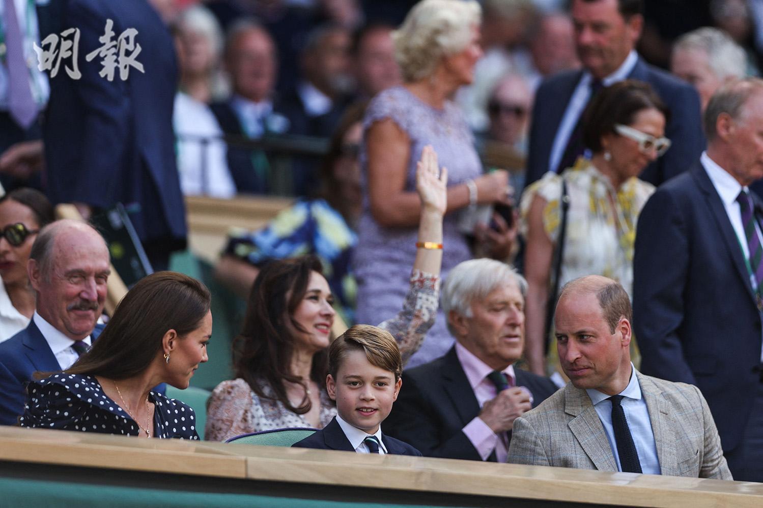 溫布頓網球錦標賽男單決賽 - 英國喬治小王子（前排中）跟隨父母在現場觀看球賽。前排左為母親凱特、右為威廉王子。（法新社）
