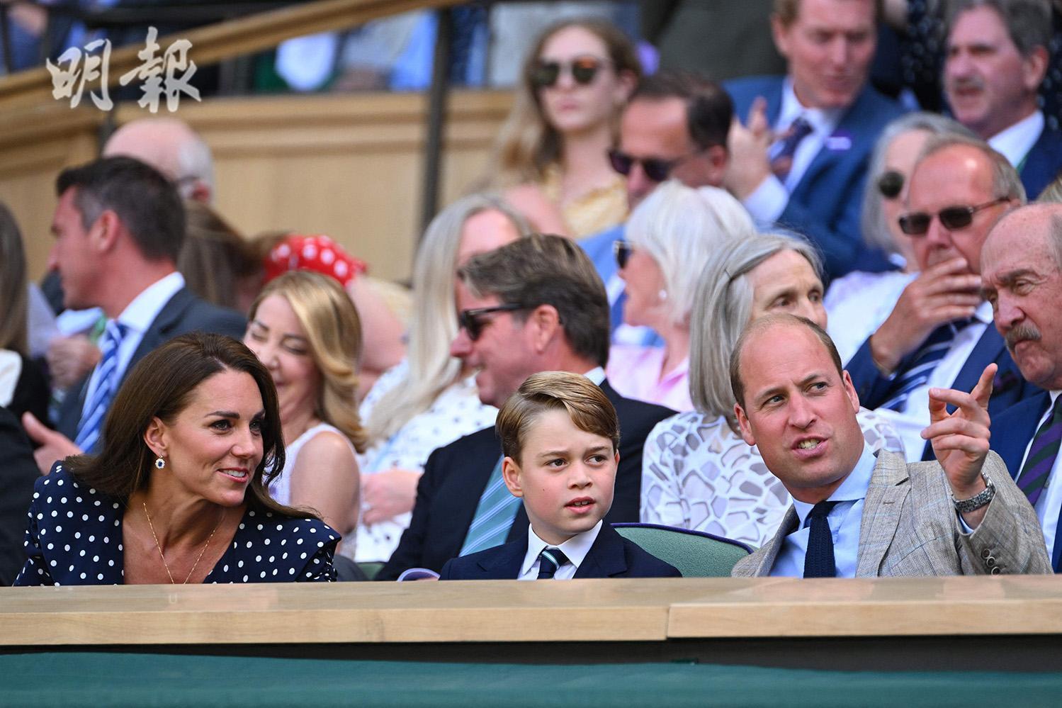 溫布頓網球錦標賽男單決賽 - 英國喬治小王子（前排中）跟隨父母在現場觀看球賽。前排左為母親凱特，右為父親威廉王子。（法新社）