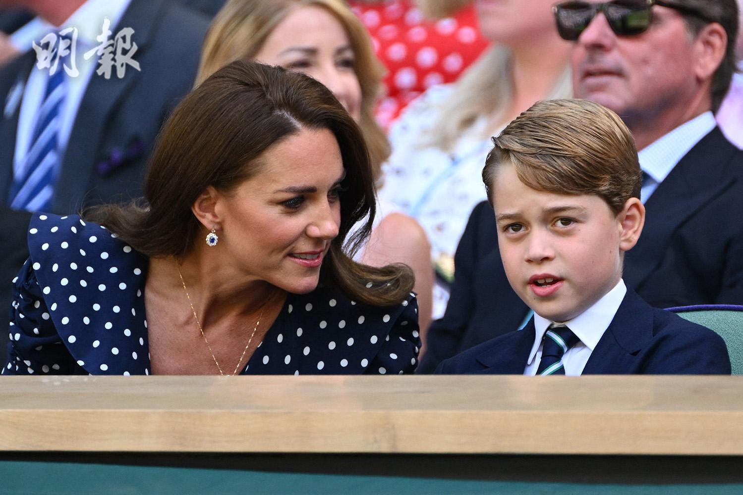 溫布頓網球錦標賽男單決賽 - 英國喬治小王子（右）跟隨父母在現場觀看球賽。左為母親凱特。（法新社）