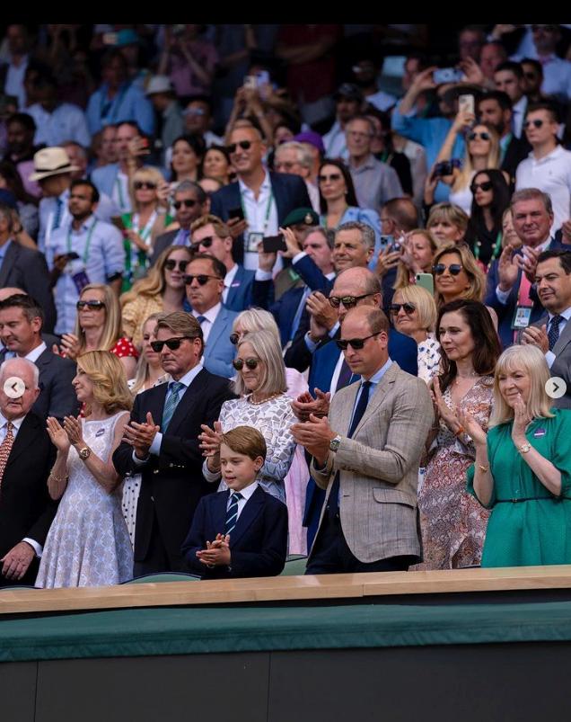溫布頓網球錦標賽男單決賽 - 英國喬治小王子（前排打呔兒童）跟隨父母在現場觀看球賽。旁為父親威廉王子。（dukeandduchessofcambridge Instagram圖片）
