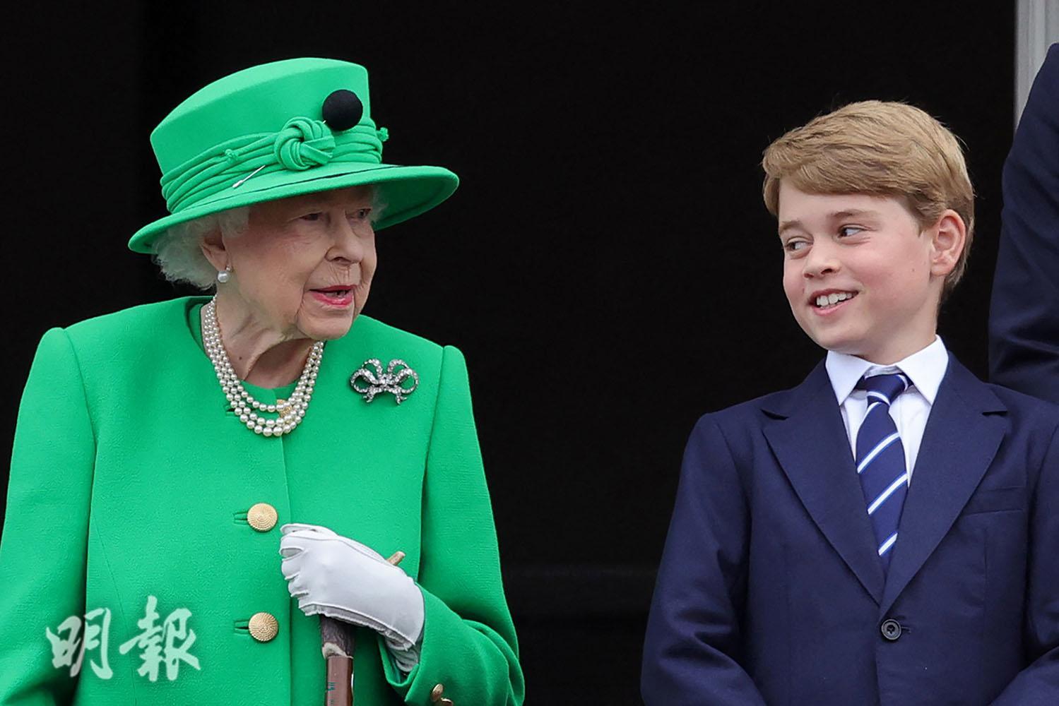 2022年6月5日，英女王登基70年白金禧官方活動最後一日，喬治小王子（右）跟英女王（左）及家人再次現身白金漢宮陽台。（法新社）