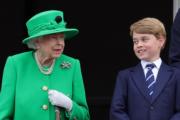 2022年6月5日，英女王登基70年白金禧官方活動最後一日，喬治小王子（右）跟英女王（左）及家人再次現身白金漢宮陽台。（法新社）
