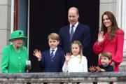 2022年6月5日，英女王登基70年白金禧官方活動最後一日，喬治小王子（左二）跟家人再次現身白金漢宮陽台。（法新社）