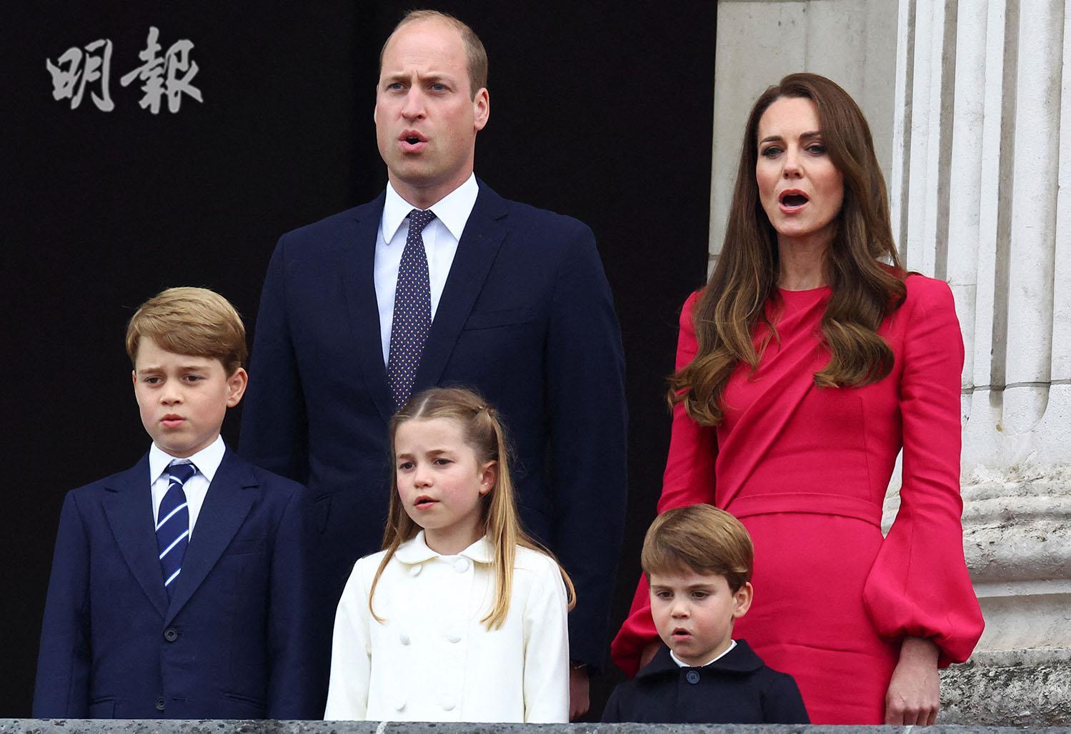 2022年6月5日，英女王登基70年白金禧官方活動最後一日，喬治小王子（左一）跟家人再次現身白金漢宮陽台。（法新社）