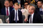 2022年6月5日，英國喬治小王子（前排左）跟家人一起觀看大巡遊。（法新社）