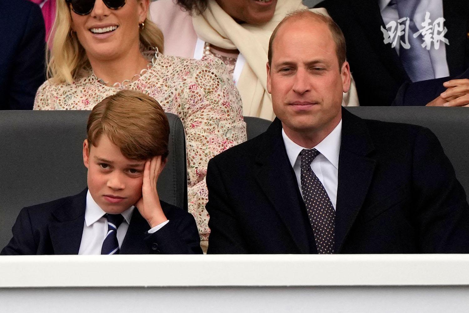 2022年6月5日，英國喬治小王子（前排左）跟家人一起觀看大巡遊。（法新社）