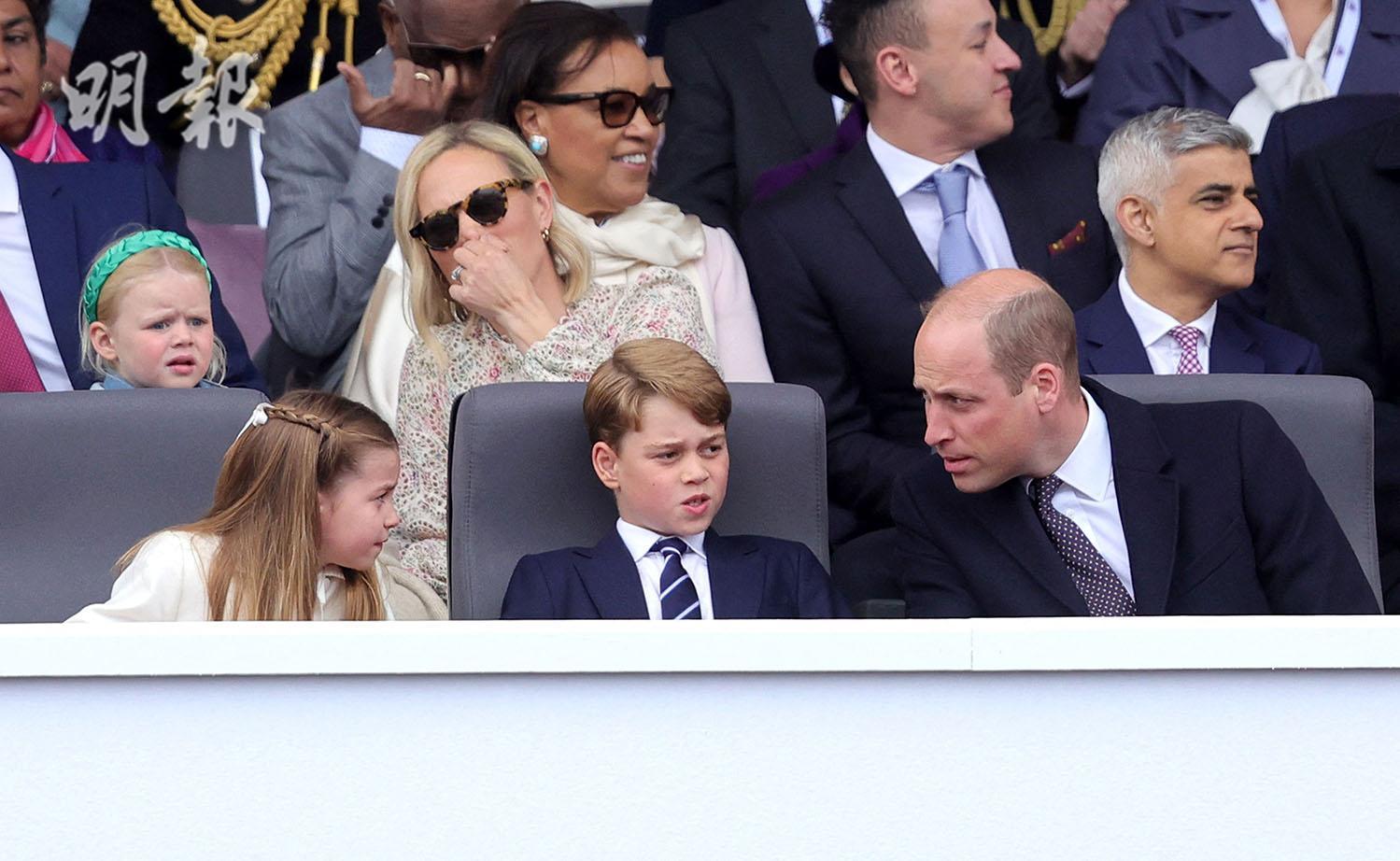2022年6月5日，英國喬治小王子（前排中）跟家人一起觀看大巡遊。（法新社）