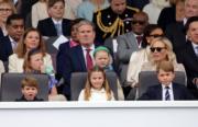 2022年6月5日，英國喬治小王子（前排右）跟家人一起觀看大巡遊。（法新社）