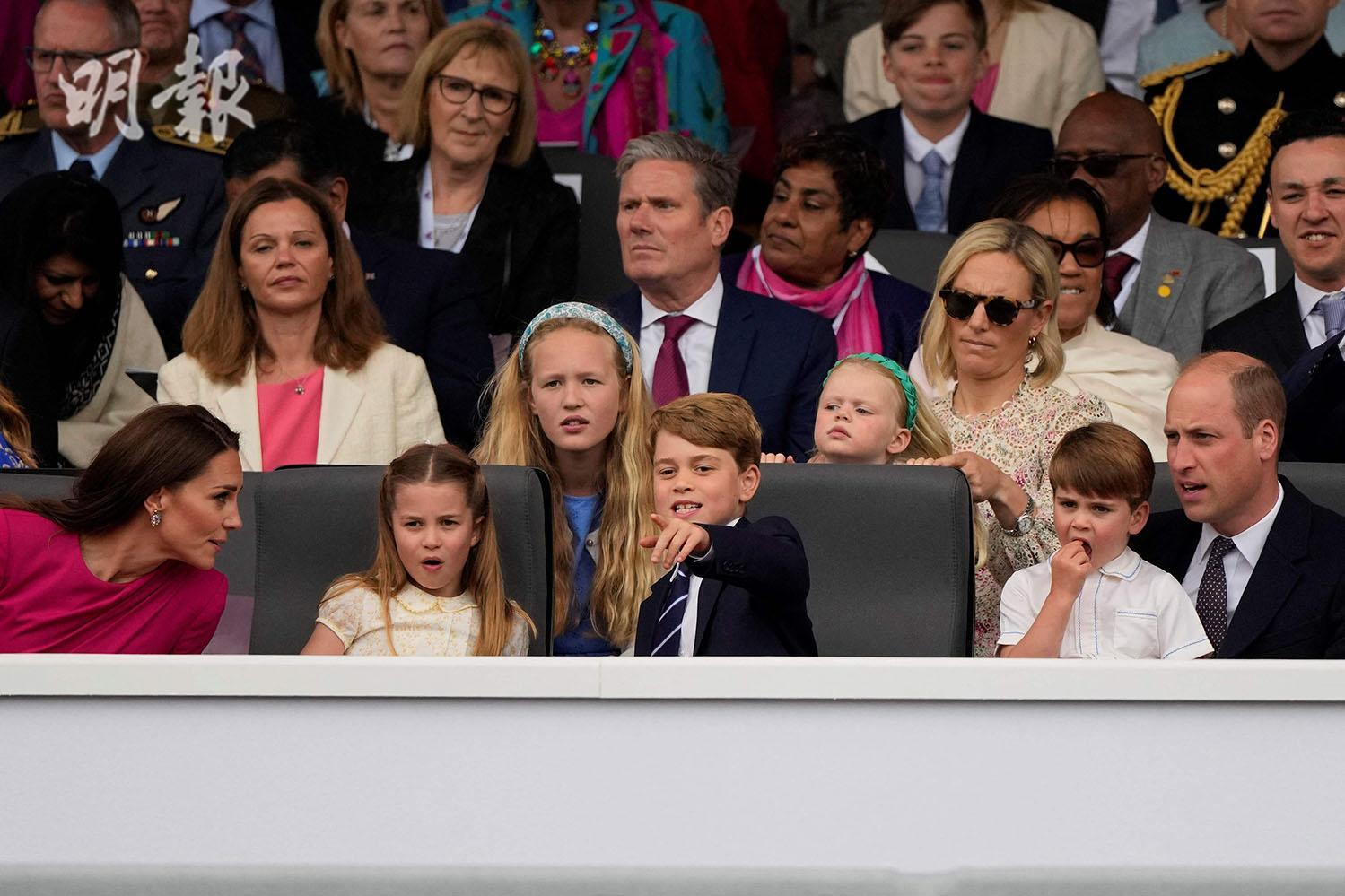 2022年6月5日，英國喬治小王子（前排左三）跟家人一起觀看大巡遊。（法新社）