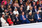 2022年6月4日，英國喬治小王子（前排左三）跟家人一起觀看表演。（法新社）