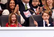 2022年6月4日，英國喬治小王子（前排右）跟家人一起觀看表演。（法新社）