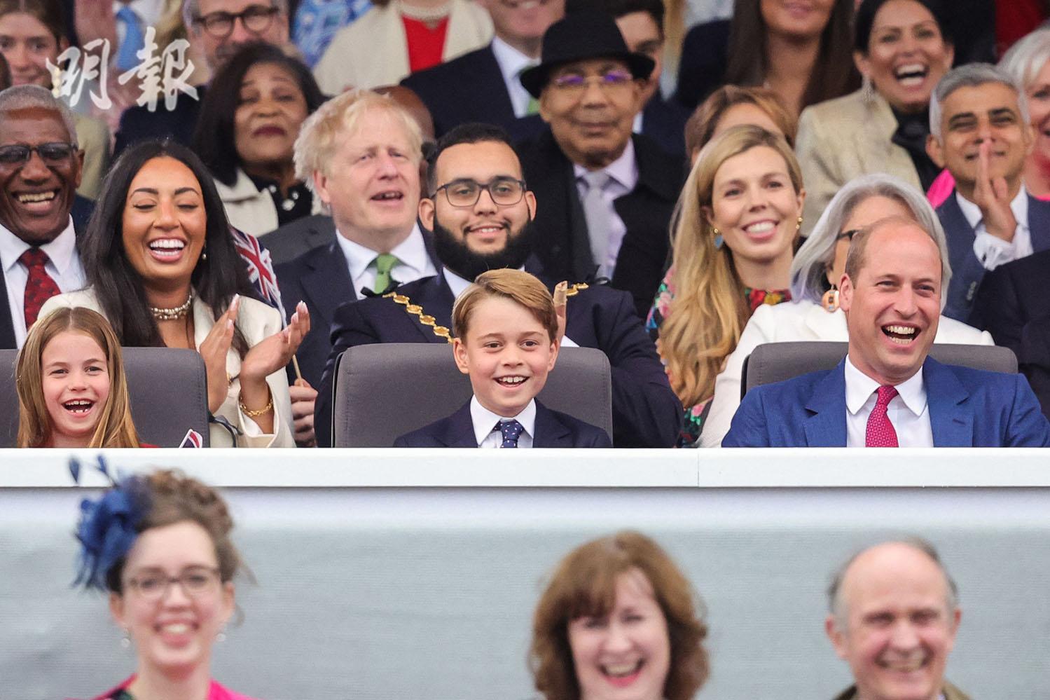 2022年6月4日，英國喬治小王子（中，戴藍色呔者）跟家人一起觀看表演。（法新社）