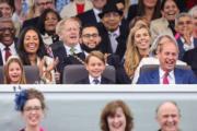 2022年6月4日，英國喬治小王子（中，戴藍色呔者）跟家人一起觀看表演。（法新社）