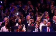 2022年6月4日，英國喬治小王子（前排右二）跟家人一起觀看表演。（法新社）