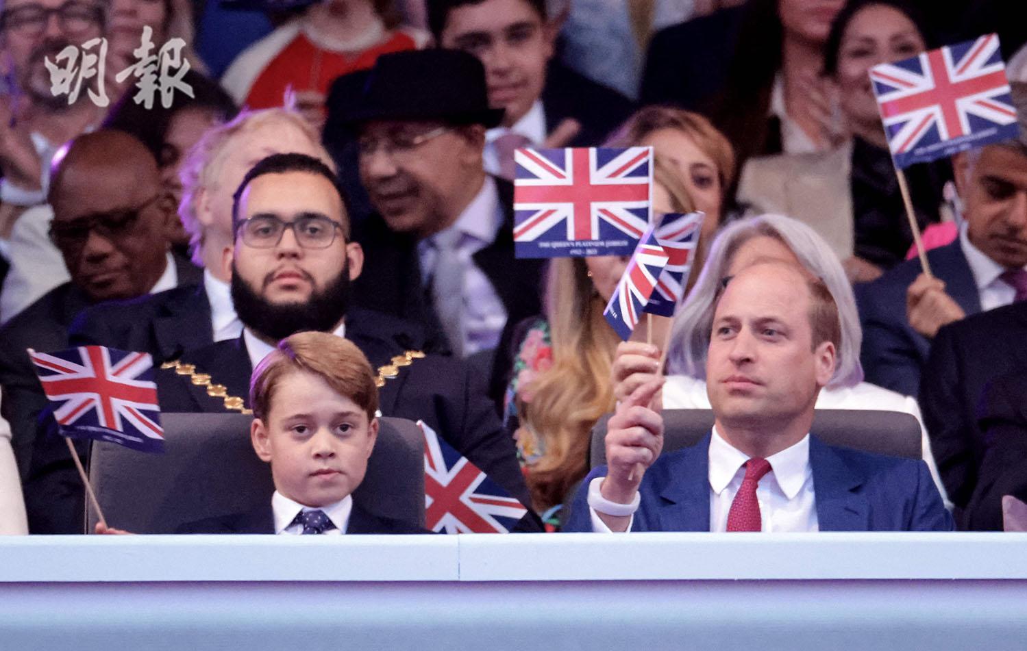 2022年6月4日，英國喬治小王子（前排左）跟家人一起觀看表演。（法新社）