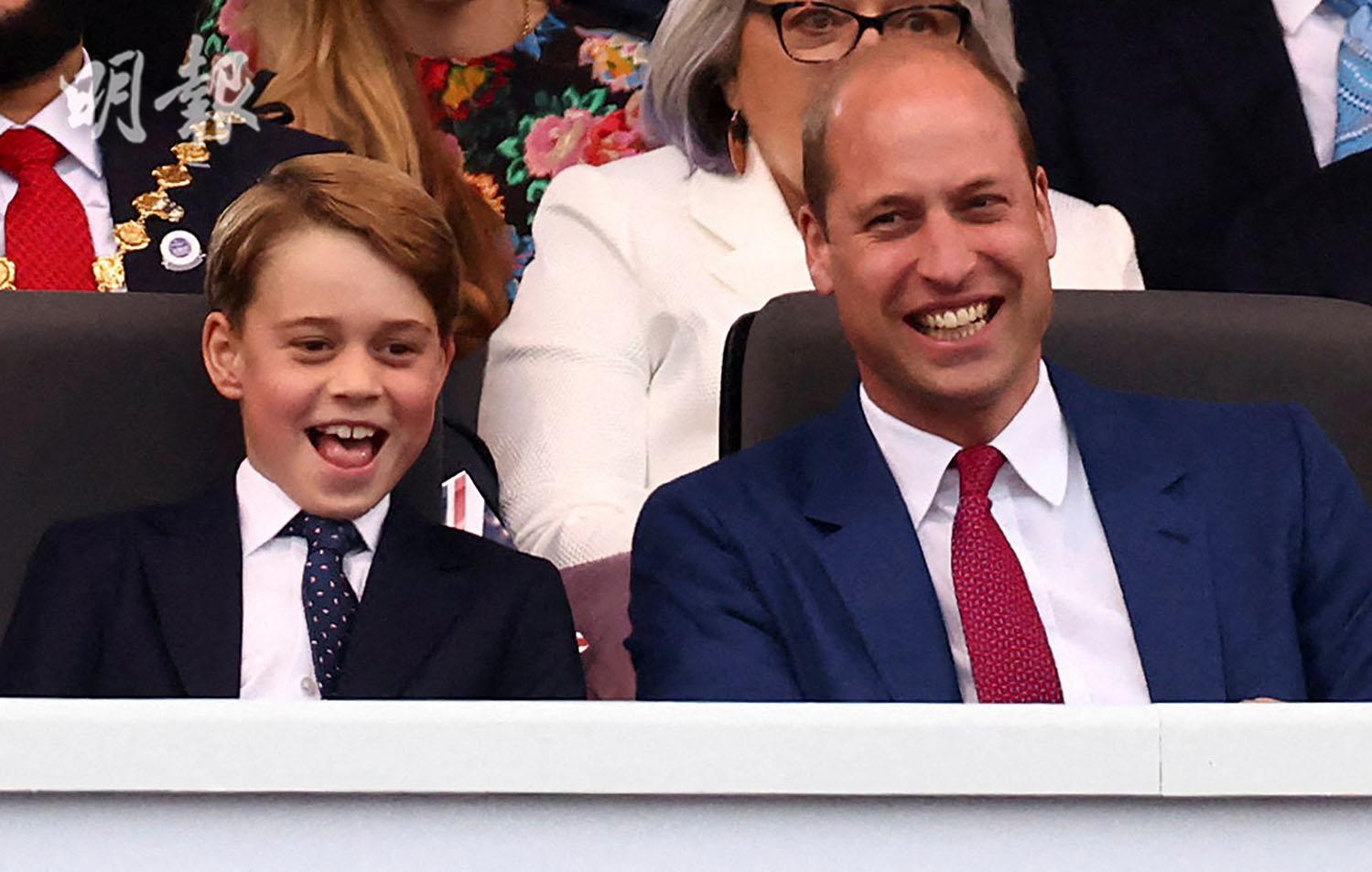 2022年6月4日，英國喬治小王子（左）跟家人一起觀看表演。（法新社）