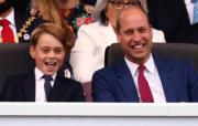2022年6月4日，英國喬治小王子（左）跟家人一起觀看表演。（法新社）