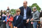 英國喬治小王子（前左）跟家人，2022年6月4日在位於威爾斯的城堡Cardiff Castle出席活動。右為爸爸威廉王子。（法新社）