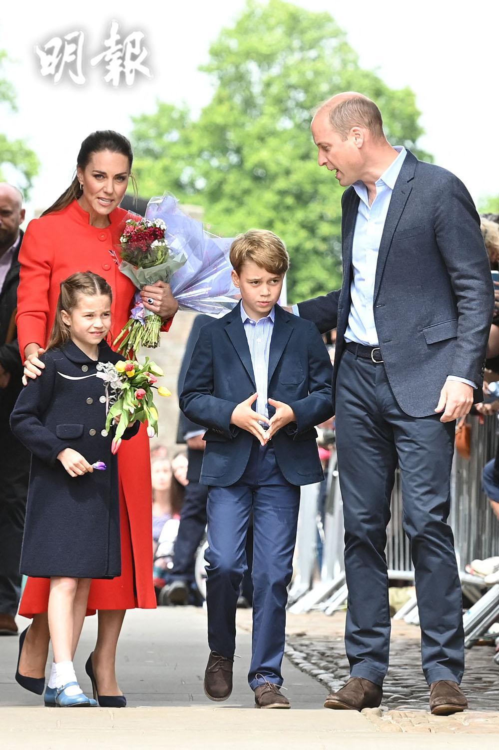 英國喬治小王子（右二）跟爸媽及妹妹，2022年6月4日在位於威爾斯的城堡Cardiff Castle出席活動。（法新社）