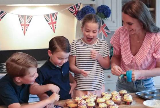 英國喬治小王子（左一）跟媽媽、妹妹、弟弟一起焗蛋糕。（The Duke and Duchess of Cambridge Twitter短片截圖）