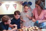 英國喬治小王子（左一）跟媽媽、妹妹、弟弟一起焗蛋糕。（The Duke and Duchess of Cambridge Twitter短片截圖）