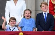 2022年6月2日，英女王登基70年白金禧官方慶祝活動首日，英國喬治小王子（右）跟家人在白金漢宮陽台，觀看閱兵儀式及飛行表演。（法新社）