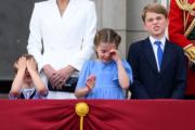 2022年6月2日，英女王登基70年白金禧官方慶祝活動首日，英國喬治小王子（右）跟家人在白金漢宮陽台，觀看閱兵儀式及飛行表演。（法新社）