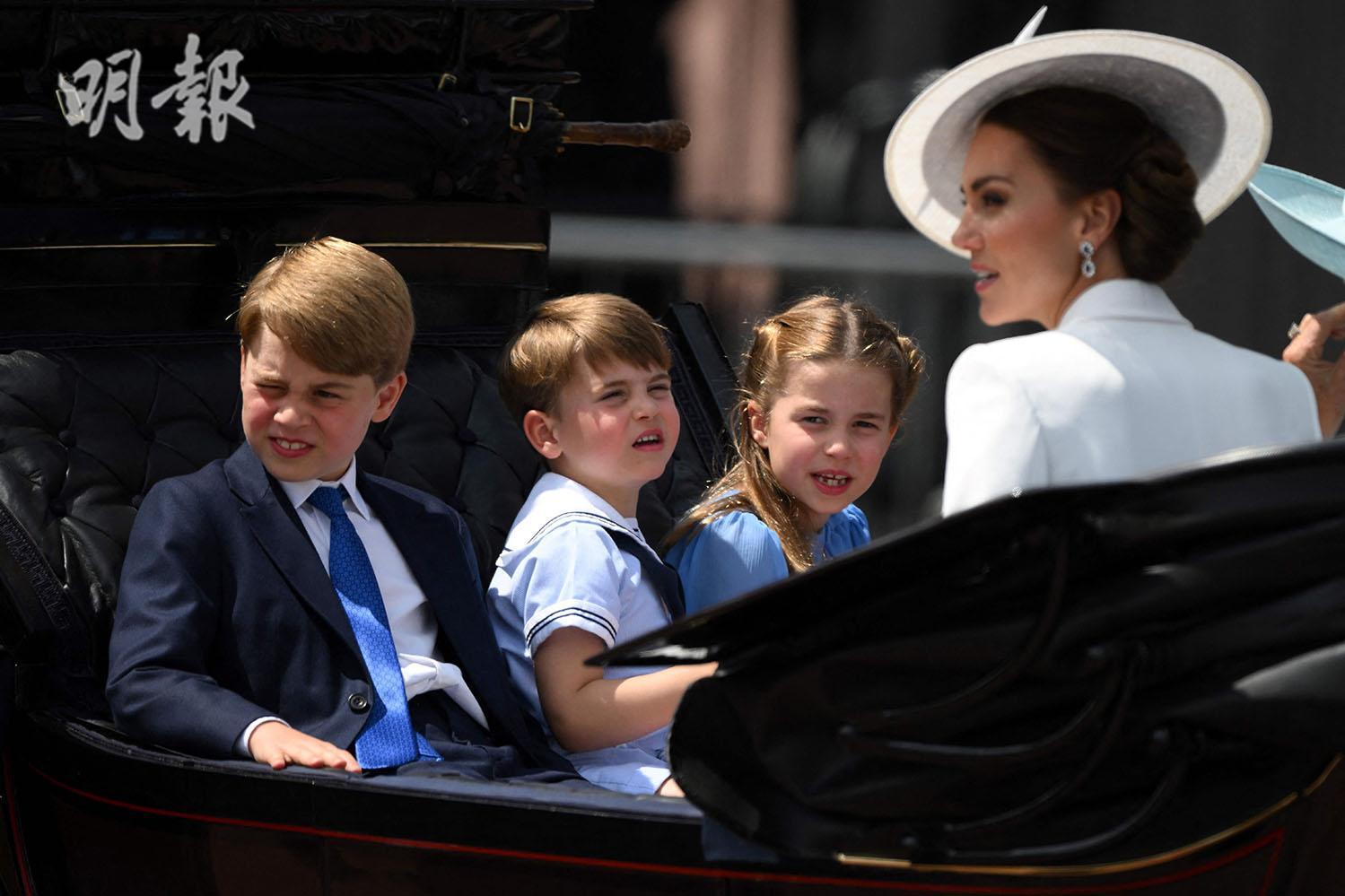 英國喬治小王子（左）與家人，2022年6月2日一起坐馬車。（法新社）