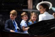 英國喬治小王子（左）與家人，2022年6月2日一起坐馬車。（法新社）