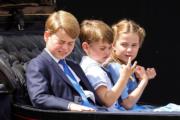 英國喬治小王子（左）與妹妹弟弟，2022年6月2日一起坐馬車。（法新社）