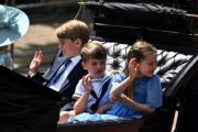 英國喬治小王子（左）與妹妹弟弟，2022年6月2日一起坐馬車。（法新社）