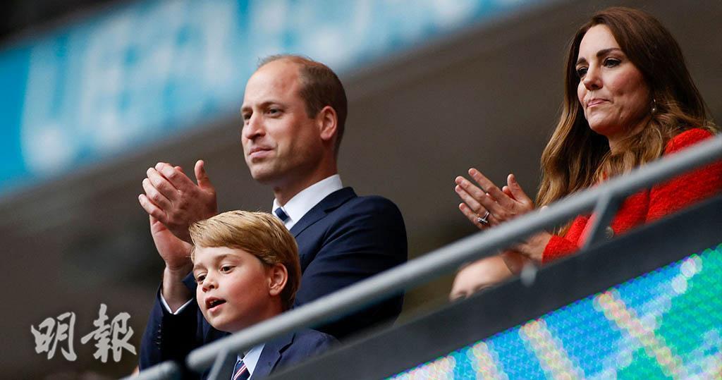 2021年6月29日，英國威廉王子（左起）、喬治小王子和凱特在溫布萊球場觀看歐洲國家盃英德大戰。（法新社）
