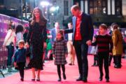2020年12月11日，英國劍橋公爵威廉王子（右二）、夫人凱特（右四）拖着喬治小王子（右一）、夏洛特小公主（右三）與路易小王子（右五），一家五口出席活動。（法新社）
