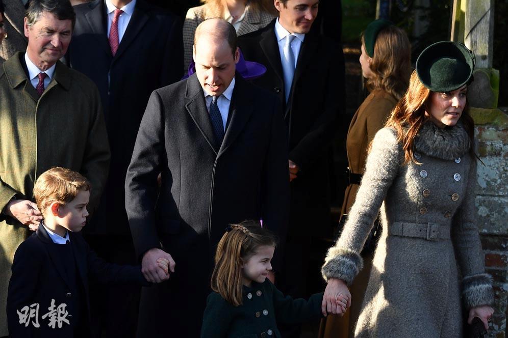2019年12月25日，英國喬治小王子（左）與妹妹夏洛特小公主（左三）隨父母首次出席王室聖誕崇拜。（法新社）