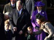 2019年12月25日，英國喬治小王子（左二）與妹妹夏洛特小公主（左四）隨父母首次出席王室聖誕崇拜。（法新社）