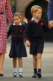 2019年9月5日，夏洛特小公主 （左）、哥哥喬治小王子（右）新學年首日上學，喬治露出鬼馬的表情。（法新社）