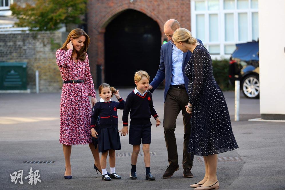 2019年9月5日，喬治小王子（左三）與妹妹夏洛特小公主（左二）在父母威廉（右二）及凱特（左）陪同下步入校園。右為校長。（法新社）